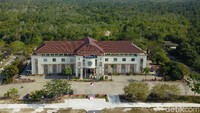 Kantor Pemerintah Kabupaten Penajam Paser Utara (PPU) terletak di satu kompleks. Kantor Bupati hingga Gedung DPRD PPU terletak di Jalan Penajam-Kuaro, Kelurahan Nipah-Nipah, Kecamatan Penajam. Kompleks pemerintahan itu pun dikelilingi oleh hutan.