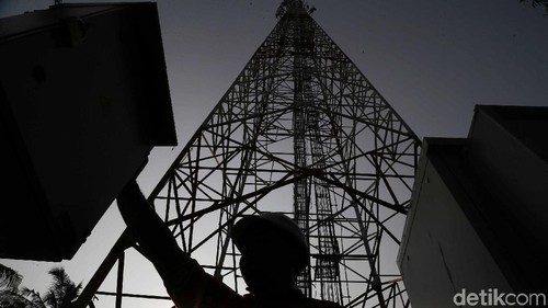 Warga beraktivitas dengan latar belakang Tower Bersama Infrastructure Tbk (TBIG) saat melakukan perawatan rutin tower di pulau Panggang,Tidung dan Untung Jawa, Kepulauan Seribu, Rabu, (18/9/). PT Tower Bersama Infrastructure Tbk (TBIG) memiliki 26.713 penyewaan dan 15.344 site telekomunikasi tersebar di seluruh indonesia, ditargetkan akan menambah 3000 penyewaan di tahun 2019 dengan tujuan membantu komunikasi demi memajukan pariwisata Indonesia khusus yang di Pulau Seribu.