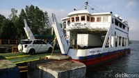 Untuk menyeberang ke Pelabuhan Penajam dibutuhkan waktu hanya satu jam melewati Teluk Balikpapan, tarif untuk mobil pribadi  Rp 269,500,- 