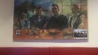 Untuk mengapresiasi pelanggan pertama yang datang ke restoran ini. Pihak restoran sampai membuatkan lukisan lucu, yang dipajang di atas meja makan. Foto: Istimewa