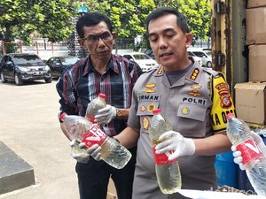 Polisi Amankan 1 Truk Bermuatan Miras Oplosan di Kota Bandung