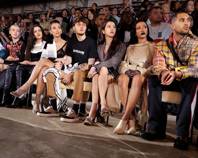 Jisoo menyaksikan fashion show rancangan Riccardo Tisci bertema Evolution yang terinspirasi era Victoria dan banyak menggunakan palet putih, abu-abu, dan silver. Ia pun duduk di front row bersama para seleb terkenal lain, termasuk pasangan Dua Lipa dan Anwar Hadid. Foto: Instagram/Twitter