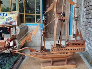 Limbah Kayu Sisa Produk Mebel Disulap Jadi Miniatur Pinisi