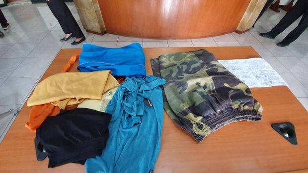Secarik kertas surat cinta disita polisi dari pelaku.