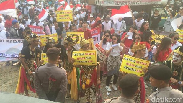 Tolak Irjen Firli, Massa Aksi di KPK Dorong-dorongan dengan Polisi