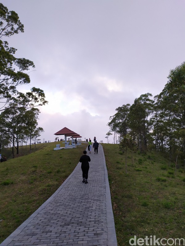 Akses menuju Bukit Wolobobo juga cukup baik. Jalan beraspal dan paving block sudah rapih sampai puncak bukit. (Aji Bagus/detikcom) Akses menuju Bukit Wolobobo juga cukup baik. Jalan beraspal dan paving block sudah rapih sampai puncak bukit. (Aji Bagus/detikcom)