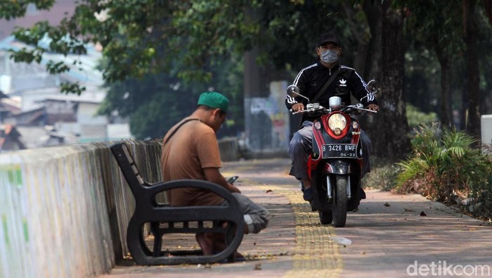Demi hindari macet dan pangkas waktu tempuh para pemotor nekat lintasi trotoar. Salah satu trotoar di kawasan Daan Mogot jadi target pembajakan pemotor nakal.