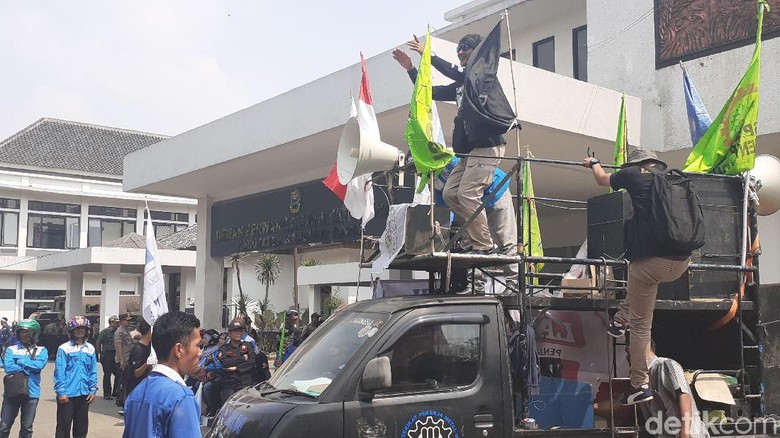 Buruh dan DPRD Bandung Barat Kompak Tolak Kenaikan BPJS Kesehatan Buruh dan DPRD Bandung Barat Kompak Tolak Kenaikan BPJS Kesehatan