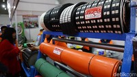 Pengunjung melihat-lihat alat berat yang dipamerkan.