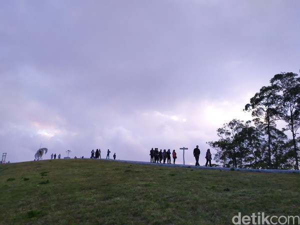 Tak cuma punya wajah cantik, Bukit Wolobobo juga berudara sejuk. Karena berada di ketinggian, traveler bisa membawa jaket untuk mengindari angin yang cukup kencang. (Aji Bagus/detikcom) Tak cuma punya wajah cantik, Bukit Wolobobo juga berudara sejuk. Karena berada di ketinggian, traveler bisa membawa jaket untuk mengindari angin yang cukup kencang. (Aji Bagus/detikcom)