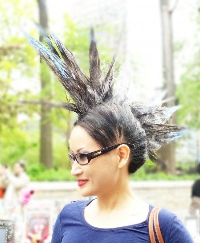 Liberty Spikes populer di era 90-an, dan terinspirasi dari budaya punk. Untuk sehari-hari gaya rambut ini akan membuat penampilanmu terlihat aneh. Kabarnya perlu waktu dua jam dan beberapa botol gel untuk menciptakan rambut seperti ini. Foto: Istimewa