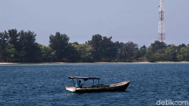 Warga beraktivitas dengan latar belakang Tower Bersama Infrastructure Tbk (TBIG) saat melakukan perawatan rutin tower di pulau Panggang,Tidung dan Untung Jawa, Kepulauan Seribu, Rabu, (18/9/). PT Tower Bersama Infrastructure Tbk (TBIG) memiliki 26.713 penyewaan dan 15.344 site telekomunikasi tersebar di seluruh indonesia, ditargetkan akan menambah 3000 penyewaan di tahun 2019 dengan tujuan membantu komunikasi demi memajukan pariwisata Indonesia khusus yang di Pulau Seribu.
