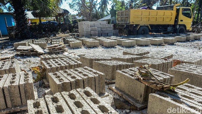 Para pekerja membuat batako di Desa Busalangga, Rote Barat Laut, NTT. Batako dijual Rp 3.500/batako termasuk ongkos kirim.