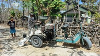 Jackson sedang menggiling padi menggunakan mol atau mesin penggiling padi keliling di salah satu desa yang berada di Pulau Rote, Nusa Tenggara Timur (NTT).