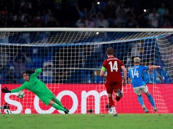 Sebuah penalti yang sukses dieksekusi Dries Mertens di menit ke-82 baru mengubah kedudukan menjadi 1-0. Reuters/Andrew Couldridge.