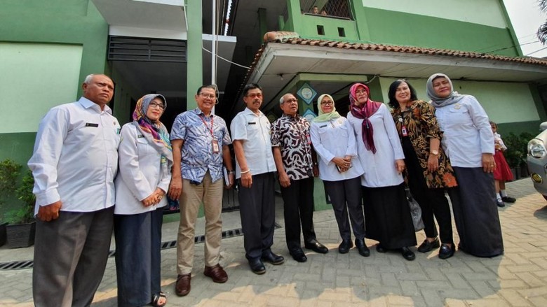 Kemendikbud Cek SD di Bekasi yang Sempat Viral karena Belajar Lesehan Kemendikbud Cek SD di Bekasi yang Sempat Viral karena Belajar Lesehan