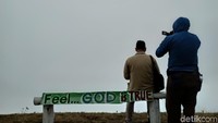 Untuk bisa menikmati keindahan Bukit Wolobobo, traveler akan dikenakan biaya tiket sebesar Rp 5.000 per orang. (Aji Bagus/detikcom)