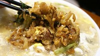 Meski mencampur daging sapi dan kikil, tapi rasanya tetap enak. Konsistensi tekstur kwetiaw yang kenyal ini lah yang membuat bumbu meresap, dengan jejak rasa dari kemiri dan bawang putih di setiap suapan. Foto: dok. detikFood