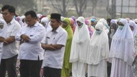 Warga tampak salat dengan memakai masker. ANTARA FOTO/Hafidz Mubarak A.