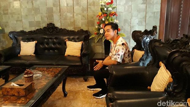 Gibran Rakabuming Raka datangi rumah dinas Walkot Solo. / 