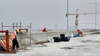 Sebelum sutet ditinggikan membuat satu span belum bisa tersambung. Otomatis pekerjaan ke depan belum bisa diselesaikan.