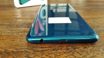 Untuk charger masih dengan kabel micro USB mengingat pasar masih banyak yang menggunakannya juga. (Foto: detikINET/Aisyah Kamaliah)