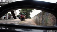Seorang pengendara motor nekat melintasi trotoar di kawasan Daan Mogot, Jakarta Barat, Rabu (18/9/2019).