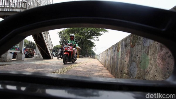 Terlalu, Trotoar Daan Mogot Dibajak Para Pemotor Nakal
