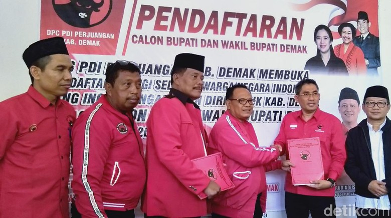 Ada Dokter dan Kiai, 4 Nama Ambil Formulir Maju Pilbup Demak Lewat PDIP Ada Dokter dan Kiai, 4 Nama Ambil Formulir Maju Pilbup Demak Lewat PDIP