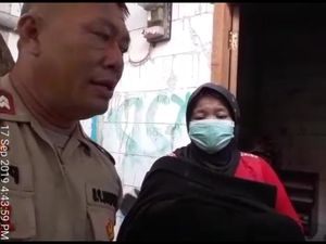 Viral Seorang Nenek Jalan Kaki Gendong Bayi yang Meninggal di Jakut