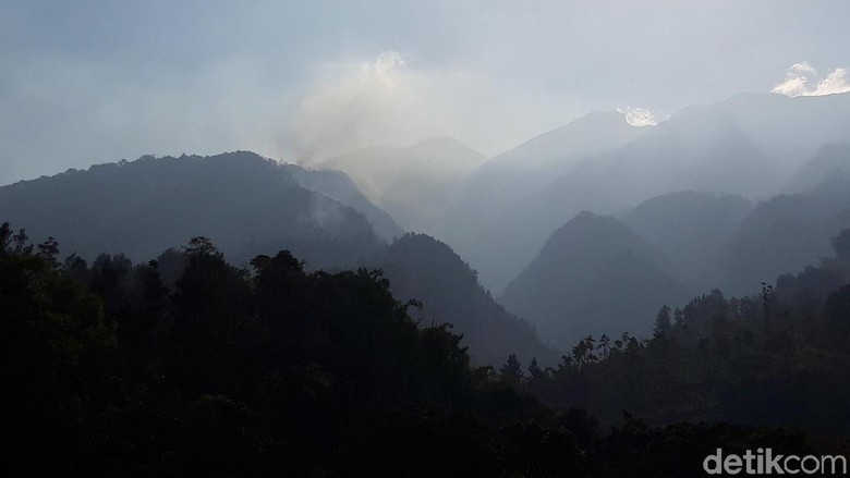 Kebakaran di Gunung Merbabu Rusak Pipa Air Bersih Warga Kebakaran di Gunung Merbabu Rusak Pipa Air Bersih Warga