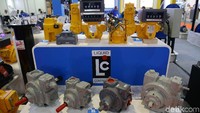 Beragam produk alat berat dipamerkan di Indonesia Energy and Engineering Series Exhibition.