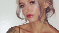 Namun tampaknya pesona Bria Vinaite lebih menarik perhatiannya. Dok. Instagram/chronicflowers