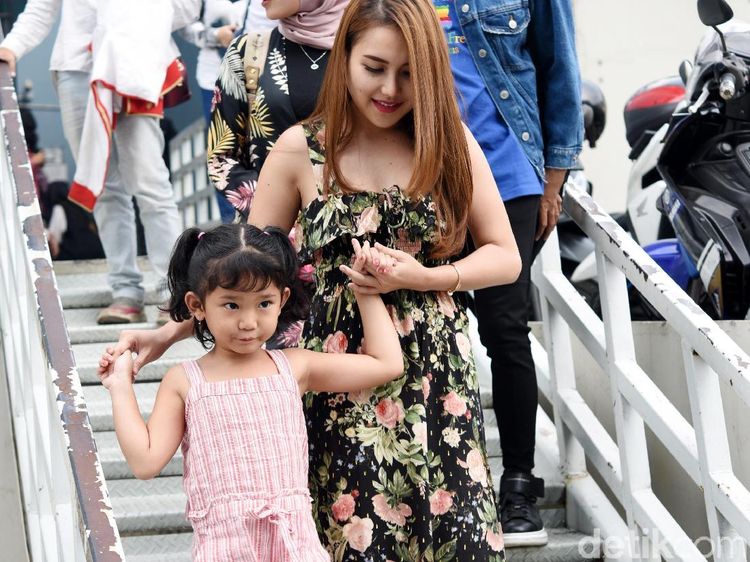 Summer Vibes! Gaya Kompak Ayu Ting Ting dan Bilqis