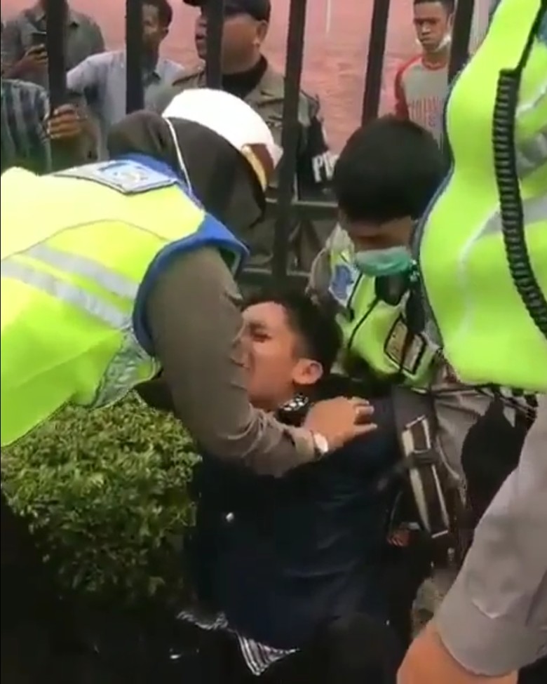 Teriak-teriak di Depan Kantor Gubernur Kalbar, Pria Gangguan Jiwa Diamankan Teriak-teriak di Depan Kantor Gubernur Kalbar, Pria Gangguan Jiwa Diamankan