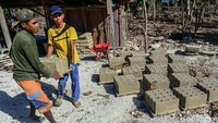 Para pekerja membuat batako di Desa Busalangga, Rote Barat Laut, Nusa Tenggara Timur.