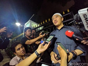 Konferensi Pers Sandal Jepit Menpora di Tengah Kondisi Terimpit
