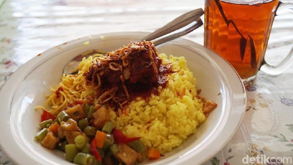 Nasi kuning khas RM Papadaan ini wajib dicoba kalau traveler melancong ke ibu kota baru, Penajam Paser Utara di Kalimantan Timur. (Wahyu Setyo/detikcom)