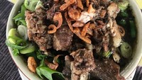 Selain kuahnya melimpah, grombyang juga selalu penuh isiannya. Ditaburi bawang merah dan daun bawang iris, Rasanya gurih segar. Foto : Instagram @alphasbelly