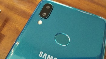 Ada dua kamera di belakang beresolusi 13+2 MP. Ada fingerprint dan face recognition juga, sebagai pembuka kunci layar ponsel. (Foto: detikINET/Aisyah Kamaliah)