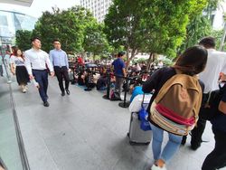 Panas Terik Tak Halangi Apple Fanboy Antre iPhone 11