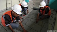Pemasangan penyaring udara tersebut dilakukan guna menyerap pencemaran polutan dari sejumlah pabrik tersebut agar tak terhirup langsung oleh siswa maupun guru yang tengah melakukan aktivitas kegiatan belajar mengajar di sekolah tersebut.