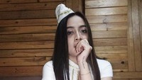 Dara berusia 20 tahun itu juga kerap tampil dengan kostum-kostum unik, salah satunya suster. Dok. Instagram/dik.xena.xenita