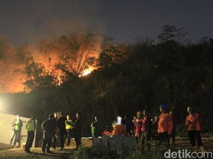 Kebakaran Lahan Nyaris Merembet ke Permukiman Warga di Cimahi