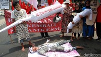 Massa tak hanya membawa atribut dan spanduk tetapi juga melakukan aksi teatrikal dalam demo tersebut.