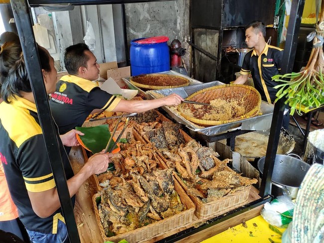 Menu Eksotis! Sup Daun dan Sate Afrika di Dekat Halte Tanah Abang