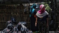 Pemilik usaha pembakaran arang mengamankan barang-barang mereka.