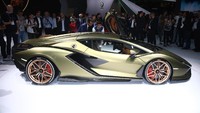 Lamborghini Sian dipamerkan di Frankfurt Motor Show. Dalam catatan Lamborghini, Sian mampu mencatatkan kecepatan maksimal lebih dari 350 km/jam.