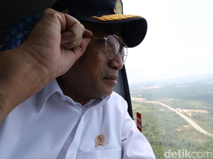 Menhub Budi Karya cek lokasi ibu kota baru/Foto: Eduardo Simorangkir Menhub Budi Karya cek lokasi ibu kota baru/Foto: Eduardo Simorangkir