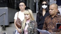 Pria tersebut menyebarkan foto Dinar yang tengah tertidur dan juga foto dirinya bersama pria itu di atas kasur. Pool/Ismail/detikFoto.